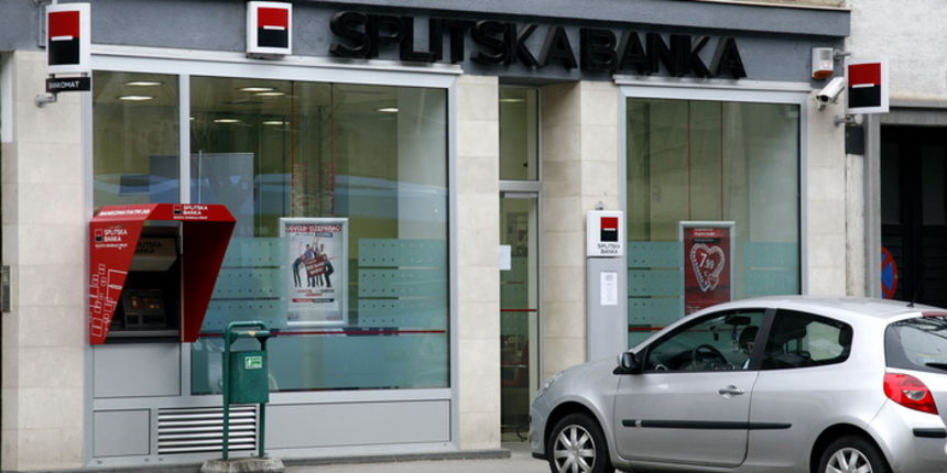 Zagreb, 020311.
Maksimirska 55.
Iz poslovnice Splitske banke u Maksimirskoj ulici dvojica nepoznatih naoruzanih razbojnika ukrala su vise stotina tisuca kuna.
Foto: Sandra Simunovic / CROPIX