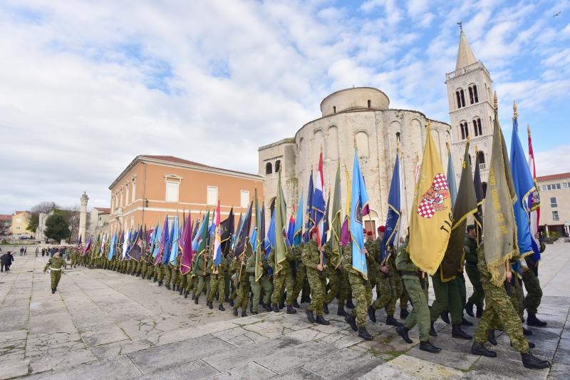 Svecanim postrojavanjem i mimohodom kroz grad postrojbi sudionica obiljezena je 22. obljetnica vojno-redarstvene akcije Maslenica. Photo: Dino Stanin/PIXSELL Svecanim postrojavanjem i mimohodom kroz grad postrojbi sudionica obiljezena je 22. obljetnica vojno-redarstvene akcije Maslenica. Photo: Dino Stanin/PIXSELL