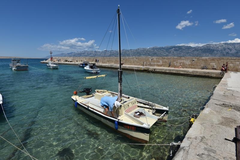 Ražančani saniraju štete nakon orkanske bure. Photo: Dino Stanin/PIXSELL