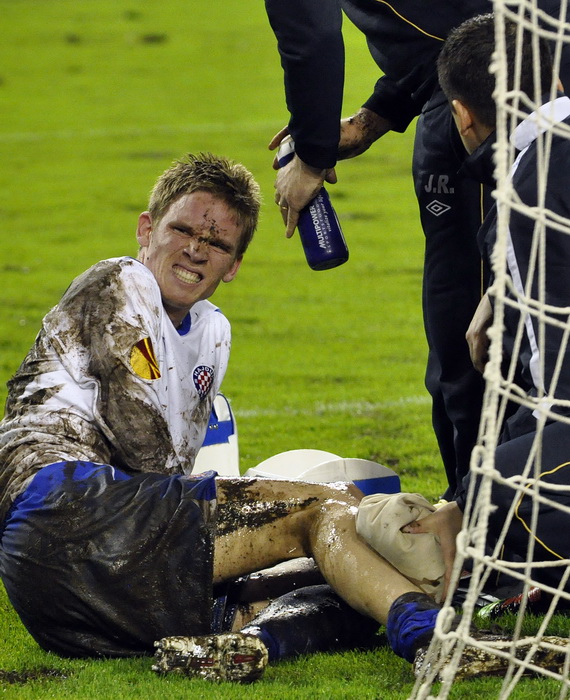 Split, 011210. 
Stadion HNK Hajduka u Poljudu.    
UEFA Europska liga utakmica HNK Hajduk – FC AEK. 
Na slici: Marin Tomasov udario u gredu i ozlijedio se.
Foto: Jadran Babic / CROPIX
