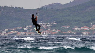 Kiteri i surferi uživali u jakom jugu