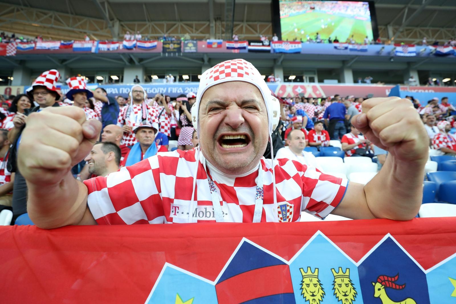 Veseli hrvatski navijači u kockicama ispunili Baltik Arenu u Kalinjingradu Veseli hrvatski navijači u kockicama ispunili Baltik Arenu u Kalinjingradu