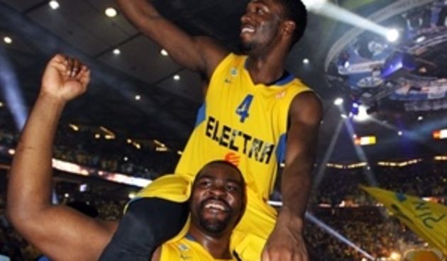 jeremy-pargo-and-sofoklis-schortsanitis-celebrates-maccabi-electra // euroleague.net
