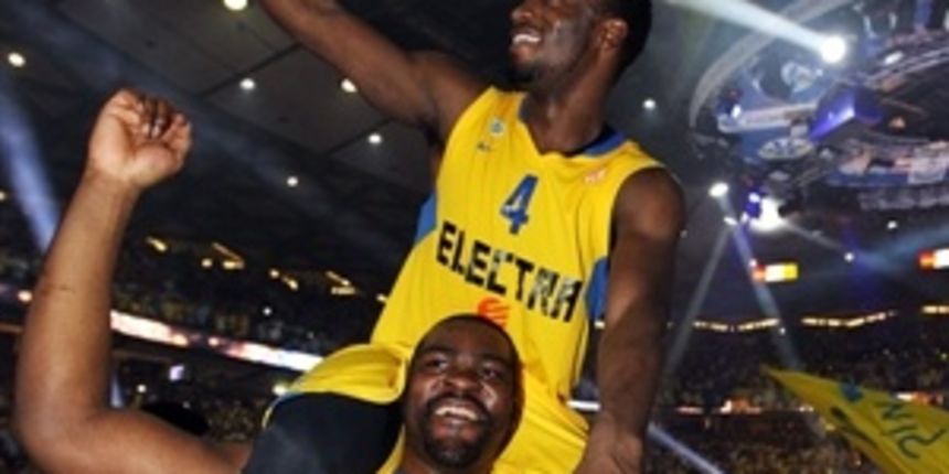 jeremy-pargo-and-sofoklis-schortsanitis-celebrates-maccabi-electra // euroleague.net