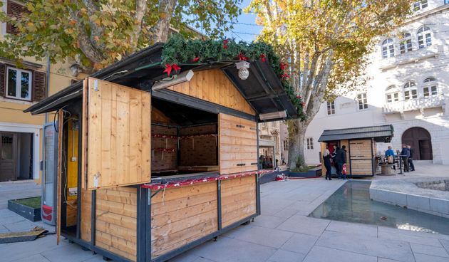 Postavljene Adventske kućice @ Trg Petra Zoranića Postavljene Adventske kućice @ Trg Petra Zoranića