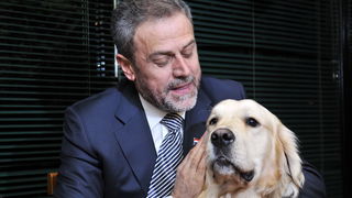 Zagreb, 100110
Izborno mjesto u Njegosevoj ulici.
Drugi krug predsjednickih izbora 2010. u kojem gradjani biraju izmedju Ive Josipovica i Milana Bandica.
Na slici: Milan Bandic sa psom Rudijem u kaficu gdje je pocastio novinare nakon glasanja.
Foto: Boris