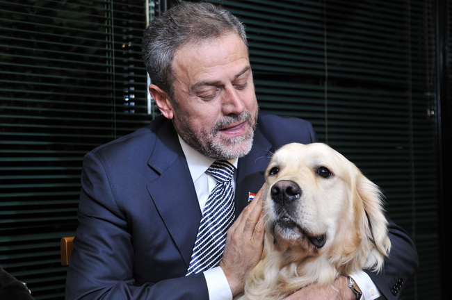 Zagreb, 100110
Izborno mjesto u Njegosevoj ulici.
Drugi krug predsjednickih izbora 2010. u kojem gradjani biraju izmedju Ive Josipovica i Milana Bandica.
Na slici: Milan Bandic sa psom Rudijem u kaficu gdje je pocastio novinare nakon glasanja.
Foto: Boris