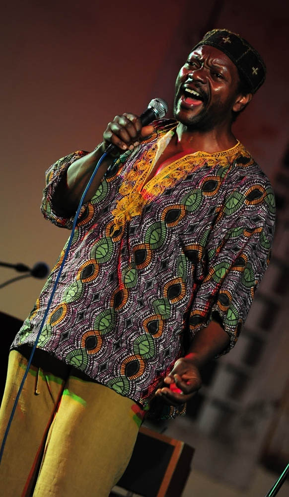 Zadar, 28.07.2011. snimio: Nenad Marčev
HIP HOP – JAZZ
SASKIA LAROO PROJECT (NL-USA-CRO- ITALY)
Saskia Laroo – trumpet, vocal
Warren Byrd – keyboards, vocal
MC Stewlocks Andy Ninvalle – rap, vocal
Daniel Guelli – bass guitar
Sin Banović – dr Zadar, 28.07.2011. snimio: Nenad Marčev
HIP HOP – JAZZ
SASKIA LAROO PROJECT (NL-USA-CRO- ITALY)
Saskia Laroo – trumpet, vocal
Warren Byrd – keyboards, vocal
MC Stewlocks Andy Ninvalle – rap, vocal
Daniel Guelli – bass guitar
Sin Banović – dr