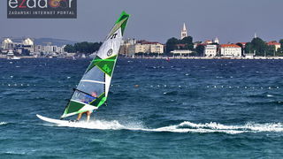 Guštanje surfera u jakom jugu Guštanje surfera u jakom jugu