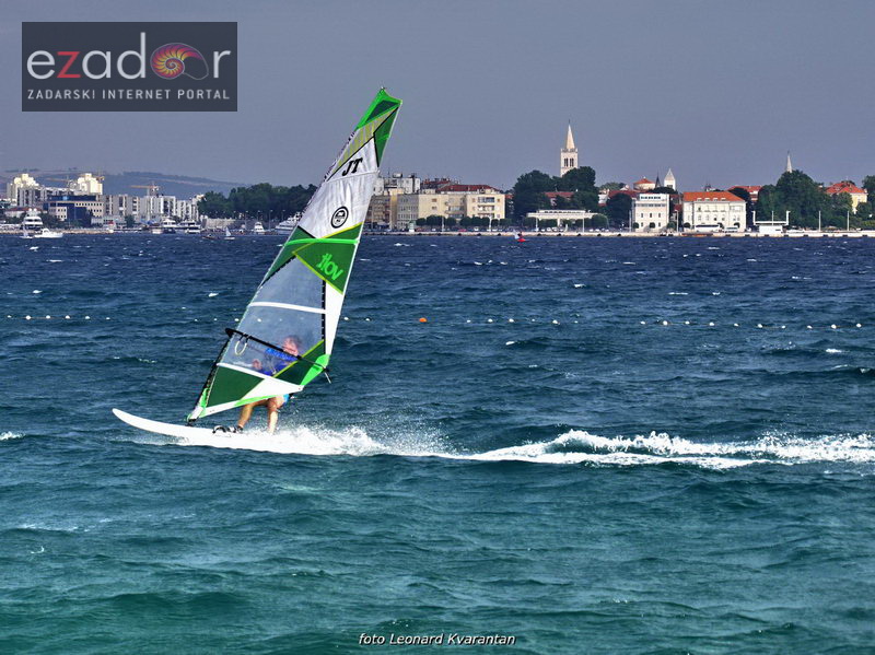 Guštanje surfera u jakom jugu Guštanje surfera u jakom jugu