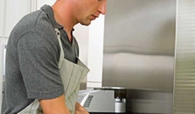 muškarac pere suđe