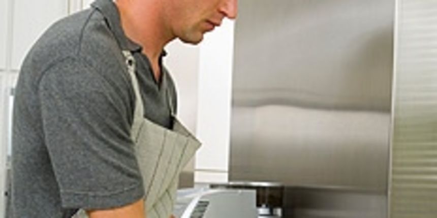 muškarac pere suđe muškarac pere suđe