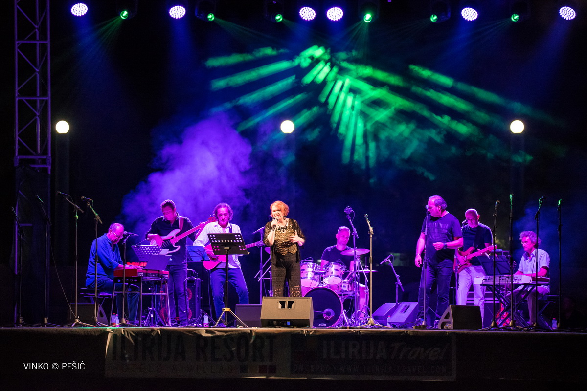 Zorica Kondža i klapa Cambi @ bazen Ilirije u Biogradu