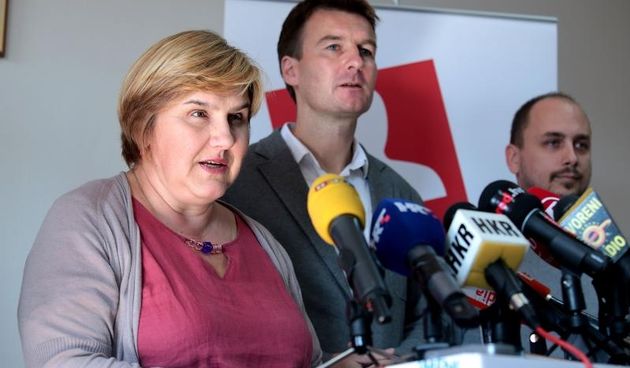 Zagreb – Na izvanrednoj konferenciji za medije Zeljka Markic je izvjestila javnost da Udruga u ime obitelji procjenjuje da, ako se prikupljanje potpisa nastavi ovim tempom, nece uspjeti prikupiti dovoljan broj potpisa za raspisivanje refrenduma o izmjeni