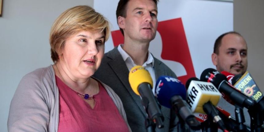 Zagreb – Na izvanrednoj konferenciji za medije Zeljka Markic je izvjestila javnost da Udruga u ime obitelji procjenjuje da, ako se prikupljanje potpisa nastavi ovim tempom, nece uspjeti prikupiti dovoljan broj potpisa za raspisivanje refrenduma o izmjeni