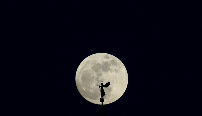 Zadar, 050512.
Danas je mjesec u tocki perigeja.
Puni Mjesec je najveci i najblistaviji u ovoj godini odnosno u zadnjih 19 godina, te ce na svojoj putanji biti najblize Zemlji.
Na fotografiji puni mjesec i silueta andjela na zvoniku zadarske Katedrale Zadar, 050512.
Danas je mjesec u tocki perigeja.
Puni Mjesec je najveci i najblistaviji u ovoj godini odnosno u zadnjih 19 godina, te ce na svojoj putanji biti najblize Zemlji.
Na fotografiji puni mjesec i silueta andjela na zvoniku zadarske Katedrale