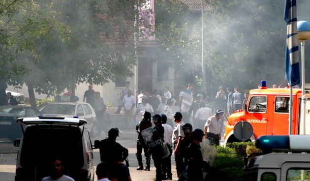 Siroki brijeg, 041009.
Neredi prije utakmice BiH Premierlige u Sirokom Brijegu. Navijaci klubova Sarajevo i Siroki Brijeg su se zestoko sukobili, pri cemu je ubijen jedan navijac Sarajeva te je vise osoba zadobilo mnogobrojne ozlijede. Poslije svega dones