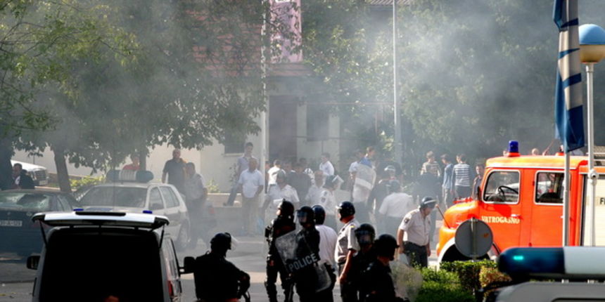 Siroki brijeg, 041009.
Neredi prije utakmice BiH Premierlige u Sirokom Brijegu. Navijaci klubova Sarajevo i Siroki Brijeg su se zestoko sukobili, pri cemu je ubijen jedan navijac Sarajeva te je vise osoba zadobilo mnogobrojne ozlijede. Poslije svega dones Siroki brijeg, 041009.
Neredi prije utakmice BiH Premierlige u Sirokom Brijegu. Navijaci klubova Sarajevo i Siroki Brijeg su se zestoko sukobili, pri cemu je ubijen jedan navijac Sarajeva te je vise osoba zadobilo mnogobrojne ozlijede. Poslije svega dones