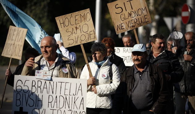 Zagreb, 191011.
Radnici Djakovstine iz Djakova, kojima nisu isplacene place i otpemnine, dosli su prosvjedovati u Zagreb kako bi Vladi i Saboru ukazali na svoje probleme.
Na slici: radnici Djakovstine na ulicama Zagreba.
Foto: Dragan Matic / Cropix