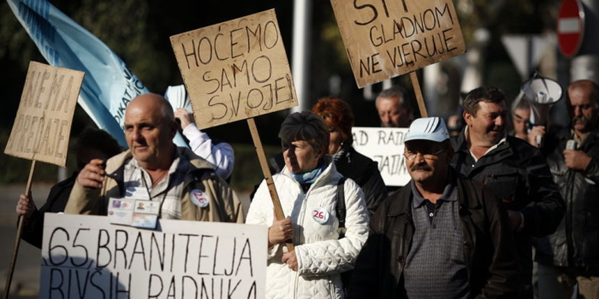 Zagreb, 191011.
Radnici Djakovstine iz Djakova, kojima nisu isplacene place i otpemnine, dosli su prosvjedovati u Zagreb kako bi Vladi i Saboru ukazali na svoje probleme.
Na slici: radnici Djakovstine na ulicama Zagreba.
Foto: Dragan Matic / Cropix