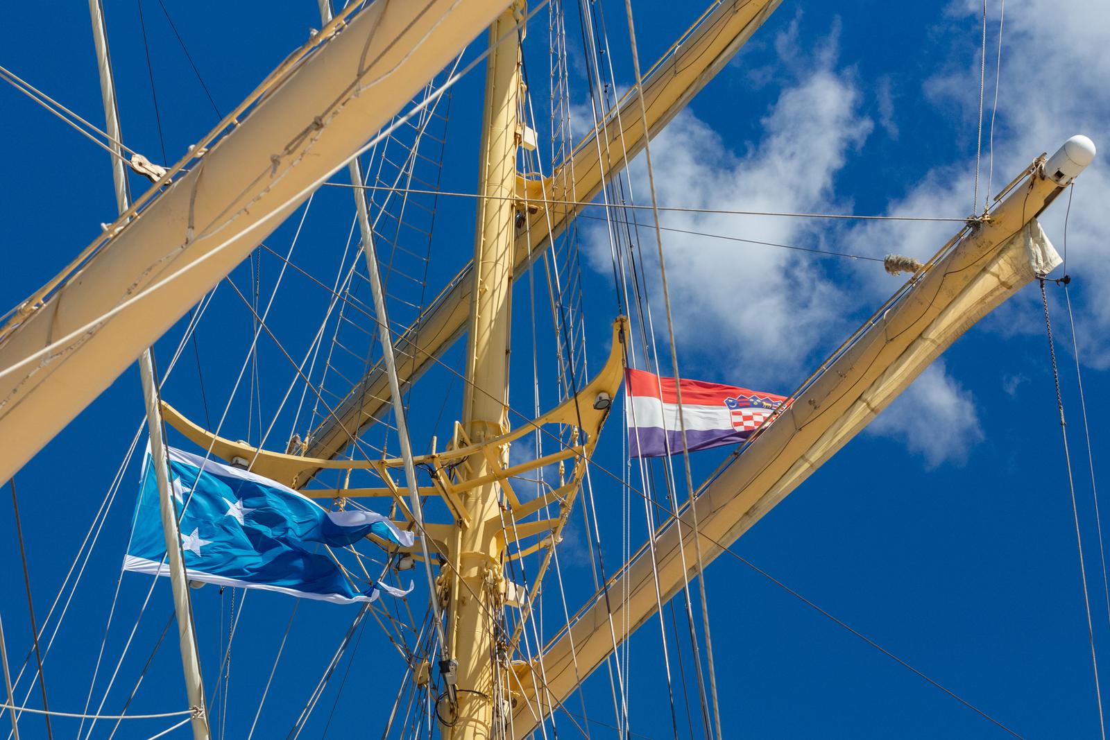 Velicanstveni jedrenjak Royal Clipper na Pozdravu suncu Velicanstveni jedrenjak Royal Clipper na Pozdravu suncu