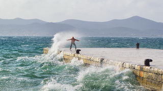 Spektakularna igra valova na zadarskoj rivi 5. studenog 2014.  Foto: Marin Pitton