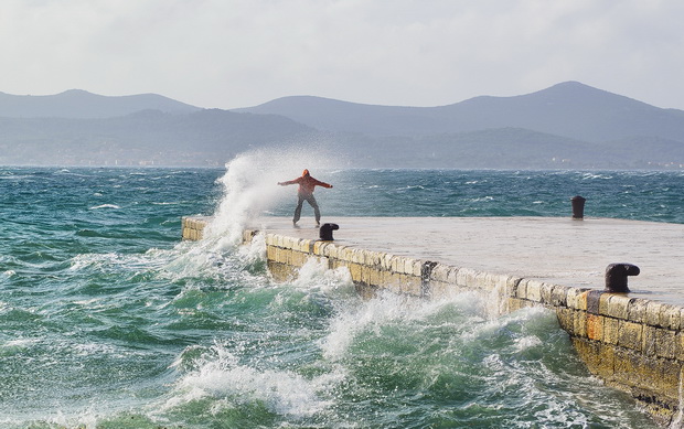 Spektakularna igra valova na zadarskoj rivi 5. studenog 2014.  Foto: Marin Pitton