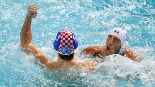 Zagreb, 050910.
Bazen Mladost na Savi.
29. Europsko prvenstvo u vaterpolu.
Hrvatska – Italija
Na fotografiji: Maro Jokovic slavi Christian Presciutti tuguje.
Foto: Ronald Gorsic / CROPIX
