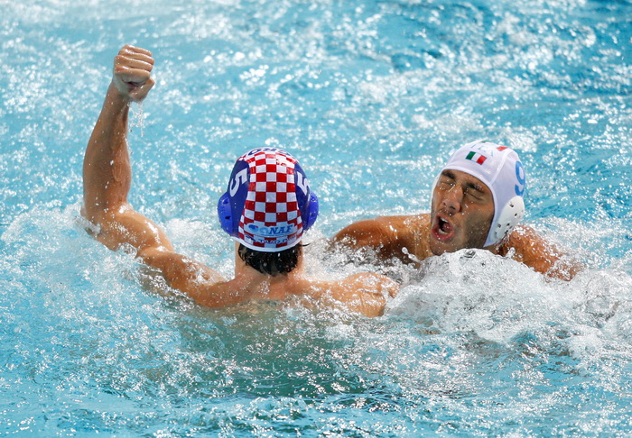 Zagreb, 050910.
Bazen Mladost na Savi.
29. Europsko prvenstvo u vaterpolu.
Hrvatska – Italija
Na fotografiji: Maro Jokovic slavi Christian Presciutti tuguje.
Foto: Ronald Gorsic / CROPIX