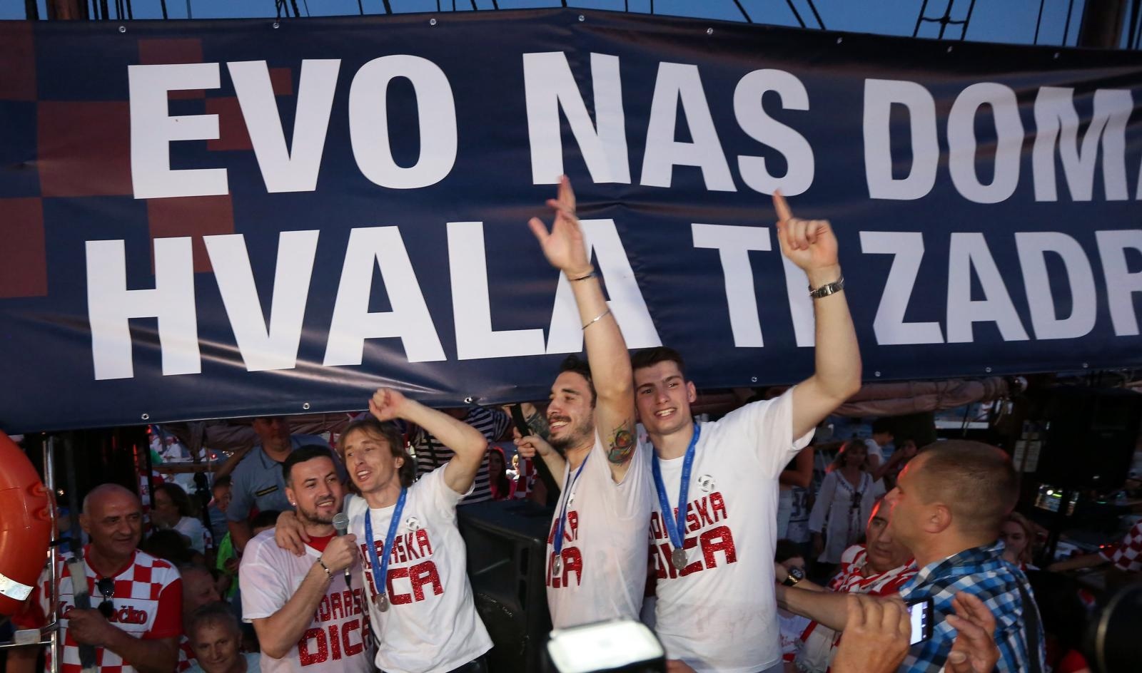 Svečani doček zadarskih Vatrenih: Jedrenjakom Branimir plovili od Gradskog mosta do gata na zadarskoj rivi