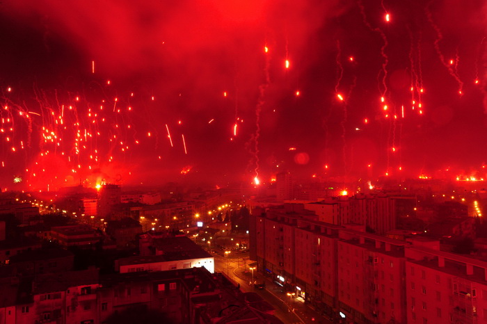 Split, 130211.
Proslava stotog rodjendana NK Hajduk.
Torcida je po gradu i po kvartovima upalila tisuce baklji
Foto: Nikola Vilic / CROPIX Split, 130211.
Proslava stotog rodjendana NK Hajduk.
Torcida je po gradu i po kvartovima upalila tisuce baklji
Foto: Nikola Vilic / CROPIX