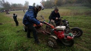 Orahovica, 171010.
Nedaleko od orahovackog jezera na obroncima brda Ruzica grada odrzana je cetvrta po redu utrka motokultivatora i specijalnih vozila koja su izradjena od motora mjesalice za beton i mjenjaca automobila Lada Niva. Namjera organizatora utr