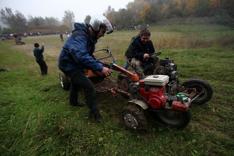 Orahovica, 171010.
Nedaleko od orahovackog jezera na obroncima brda Ruzica grada odrzana je cetvrta po redu utrka motokultivatora i specijalnih vozila koja su izradjena od motora mjesalice za beton i mjenjaca automobila Lada Niva. Namjera organizatora utr
