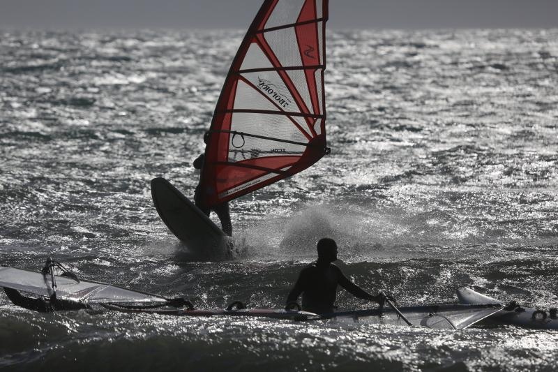 Zadar: Surferi uživaju u valovima koje je prouzročilo snažno jugo, Photo: Filip Brala/PIXSELL