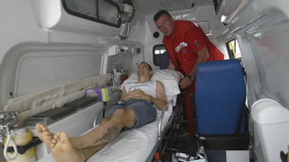 Split, 070611.
Nogometas Drago Gabric napustio je Odjel neurokirurgije KBC-a Split nesto poslije sedam sati i u pratnji majke Milene, sestre blizanke Paskvaline i kuma otputovao na oporavak u Krapinske toplice vozilom hitne pomoci, kojim je upravljao Drag Split, 070611.
Nogometas Drago Gabric napustio je Odjel neurokirurgije KBC-a Split nesto poslije sedam sati i u pratnji majke Milene, sestre blizanke Paskvaline i kuma otputovao na oporavak u Krapinske toplice vozilom hitne pomoci, kojim je upravljao Drag