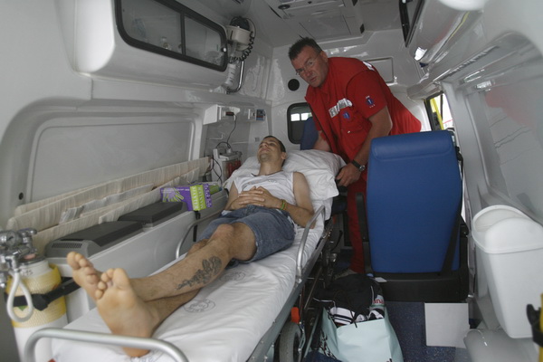 Split, 070611.
Nogometas Drago Gabric napustio je Odjel neurokirurgije KBC-a Split nesto poslije sedam sati i u pratnji majke Milene, sestre blizanke Paskvaline i kuma otputovao na oporavak u Krapinske toplice vozilom hitne pomoci, kojim je upravljao Drag Split, 070611.
Nogometas Drago Gabric napustio je Odjel neurokirurgije KBC-a Split nesto poslije sedam sati i u pratnji majke Milene, sestre blizanke Paskvaline i kuma otputovao na oporavak u Krapinske toplice vozilom hitne pomoci, kojim je upravljao Drag