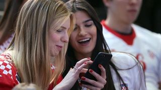 Hrvatski navijači u Parizu na utakmici Slovenija – Hrvatska za 3. mjesto na Svjetskom prvenstvu