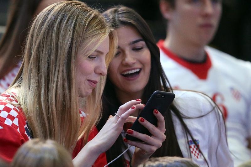 Hrvatski navijači u Parizu na utakmici Slovenija – Hrvatska za 3. mjesto na Svjetskom prvenstvu