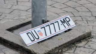 Dubrovnik, 221110.
Velike kolicine kise koje su padale danas na dubrovackom podrucju izazvale su velike poplave , odrone, sto je uveliko otezavalo pjesacki o cestovni promet. Zbog oborina na prometnici , u ulici  Obala Ivana Pavla II , u tzv. Solskoj bazi