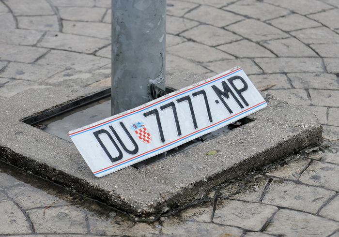 Dubrovnik, 221110.
Velike kolicine kise koje su padale danas na dubrovackom podrucju izazvale su velike poplave , odrone, sto je uveliko otezavalo pjesacki o cestovni promet. Zbog oborina na prometnici , u ulici  Obala Ivana Pavla II , u tzv. Solskoj bazi