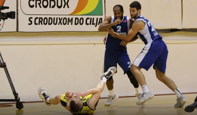 Preston Knowles i Mislav Brzoja nakon incidenta