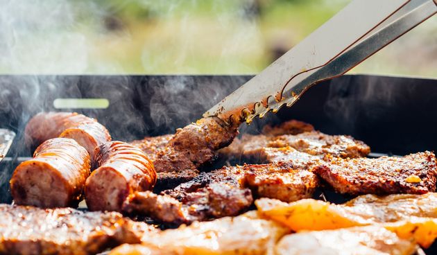 Čuvajte svu hranu u hladnjaku dok ne dođete do roštilja. Operite ruke i posuđe  u toploj i vodi sa sapunom prije početka. Stavite gotovu hranu na čisti pladanj, u kojem nije stajala sirova hrana