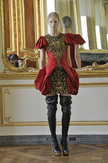 Alexander McQueen jesen/zima 2010/2011 – posljednja kolekcija (Vogue.de)