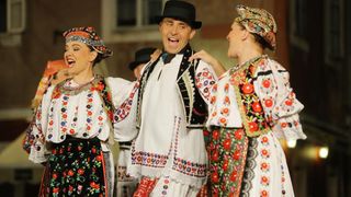 18.07.2013., Zadar – Na Poljani Sime Budinica odrzan je koncert plesnog ansambla Lado gdje su gradjani, ali i mnogobrojni turisti, uzivali gledajuci ples u narodnim nosnjama. Photo: Filip Brala/PIXSELL Autor  Filip Brala/PIXSELL KLJUČNE RIJEČI  narodne