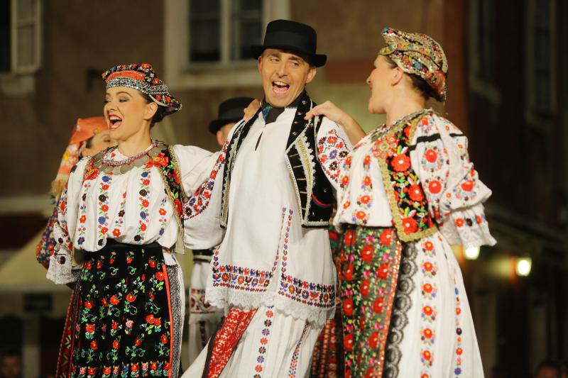 18.07.2013., Zadar – Na Poljani Sime Budinica odrzan je koncert plesnog ansambla Lado gdje su gradjani, ali i mnogobrojni turisti, uzivali gledajuci ples u narodnim nosnjama. Photo: Filip Brala/PIXSELL Autor  Filip Brala/PIXSELL KLJUČNE RIJEČI  narodne