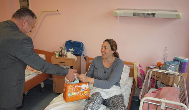 Caritas darivao majke u rodilištu povodom Dana života