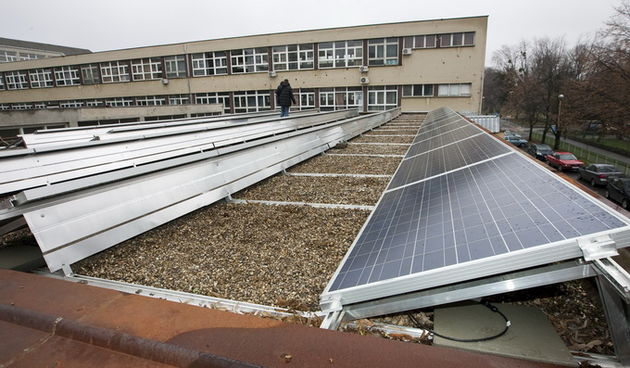Osijek, 280213.Strojarsko-tehnicka i Elektrotehnicka i prometna skola prve su dvije skole u zupaniji Osjecko-baranjskoj na ciji krov su  postavljeni fotonaponski paneli za proizvodnju solarne energije. Ravnatelji ovih dviju skola planiraju ovim projektom
