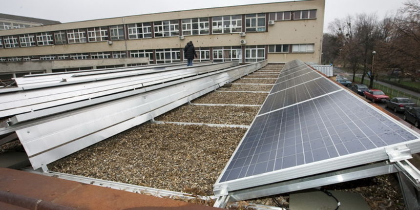 Osijek, 280213.Strojarsko-tehnicka i Elektrotehnicka i prometna skola prve su dvije skole u zupaniji Osjecko-baranjskoj na ciji krov su postavljeni fotonaponski paneli za proizvodnju solarne energije. Ravnatelji ovih dviju skola planiraju ovim projektom Osijek, 280213.Strojarsko-tehnicka i Elektrotehnicka i prometna skola prve su dvije skole u zupaniji Osjecko-baranjskoj na ciji krov su postavljeni fotonaponski paneli za proizvodnju solarne energije. Ravnatelji ovih dviju skola planiraju ovim projektom