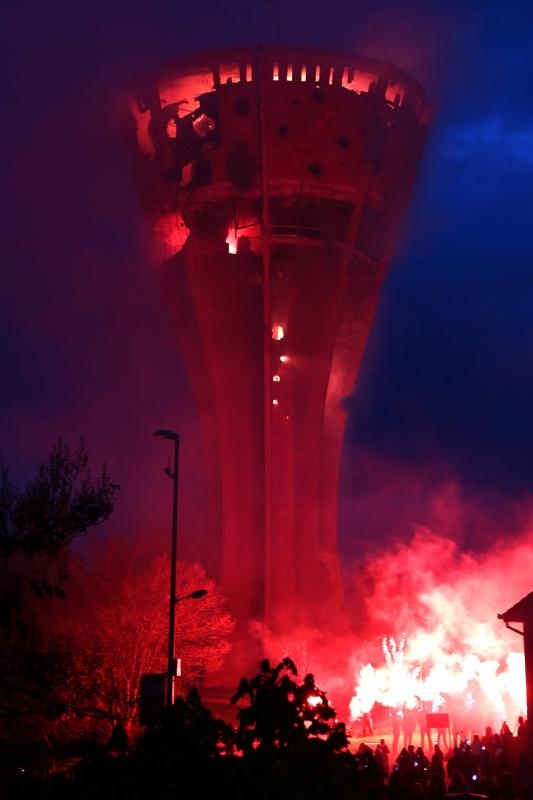 Navijači bakljama obasjali vodotoranj Navijači bakljama obasjali vodotoranj