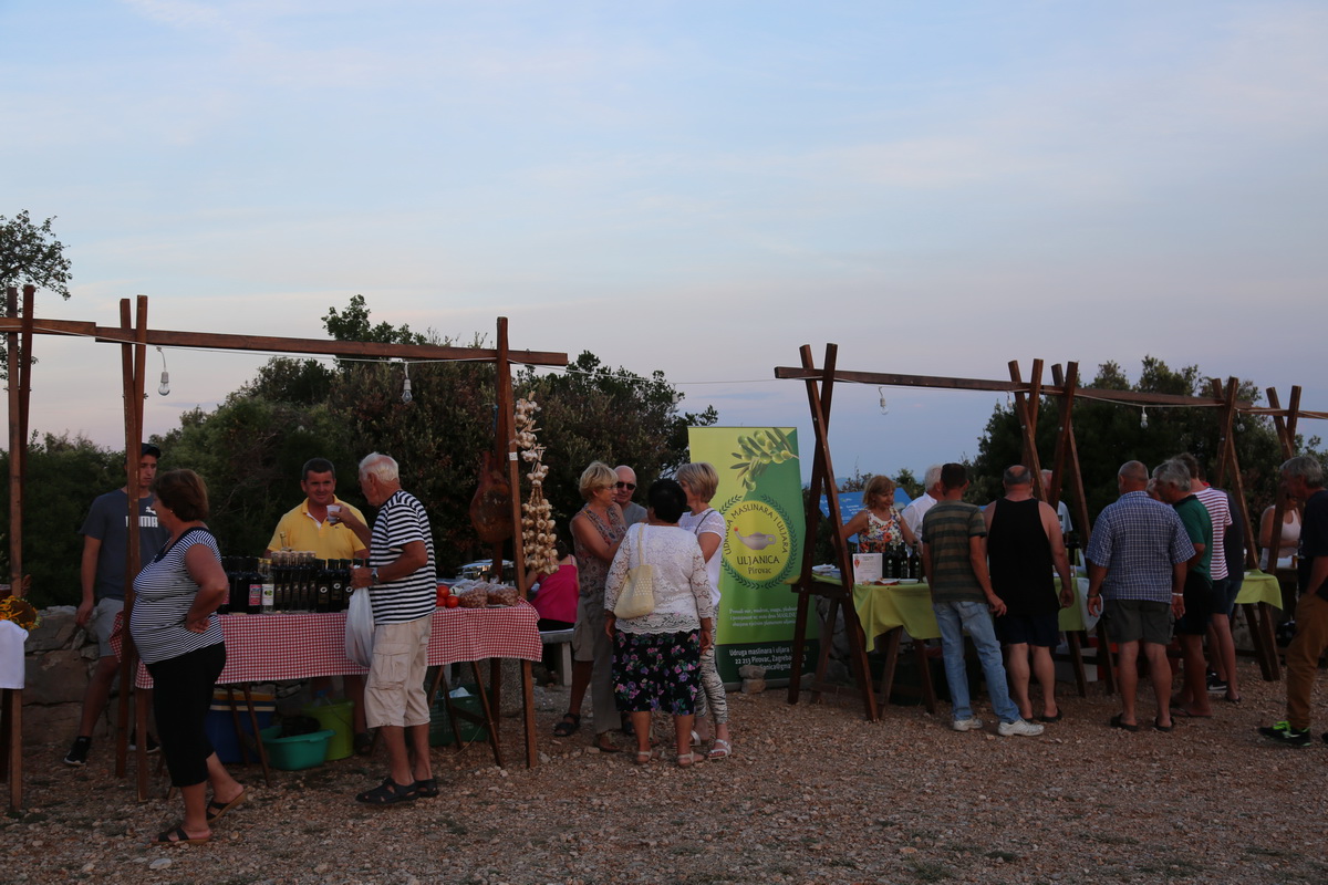 Na vidikovcu Kamenjak održan 5. Sajam lokalnih proizvoda ”Luka i igara” Na vidikovcu Kamenjak održan 5. Sajam lokalnih proizvoda ”Luka i igara”